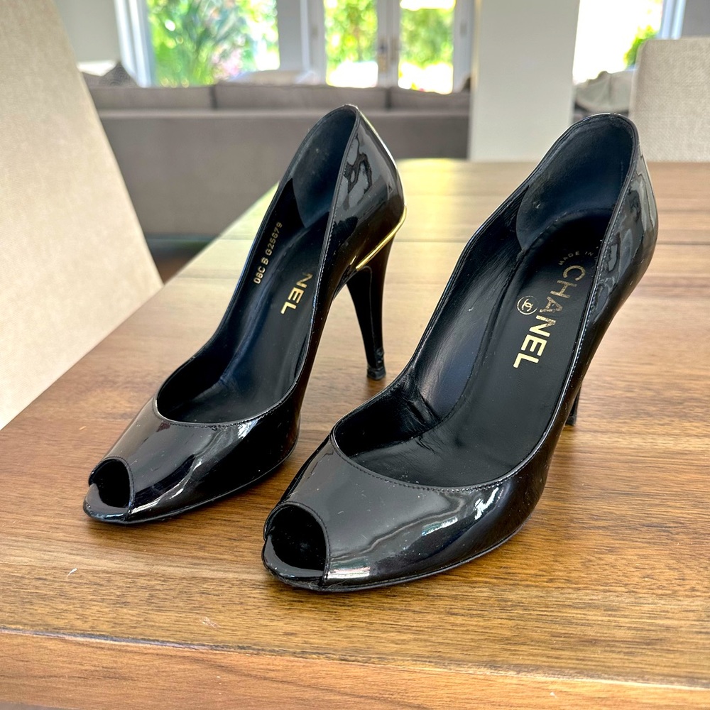 CHANEL black patent leather peep toe pumps
